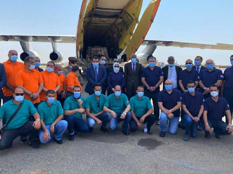 زايد وعبدالرحيم مع فريق المساعدات بمطار الخرطوم أمس