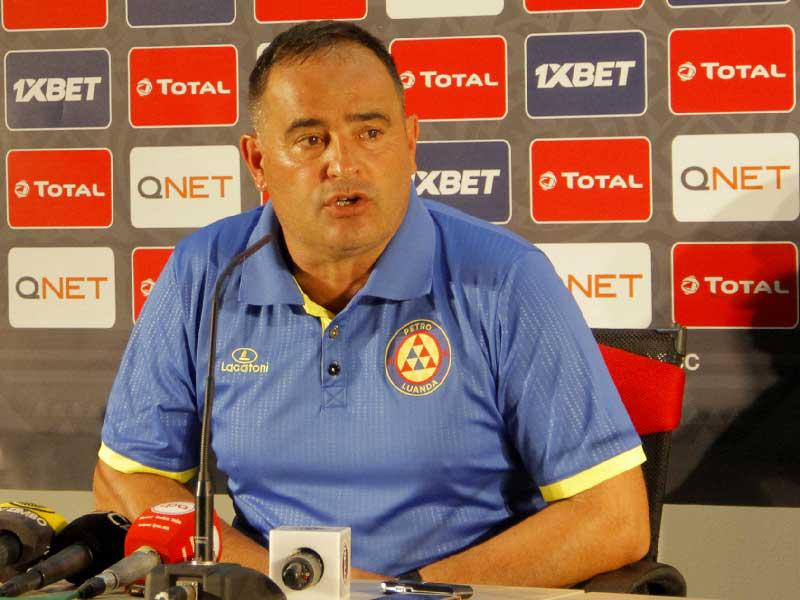 مدرب الفريق الأول لكرة القدم بنادي كاظمة روبيرتو بيانكي 