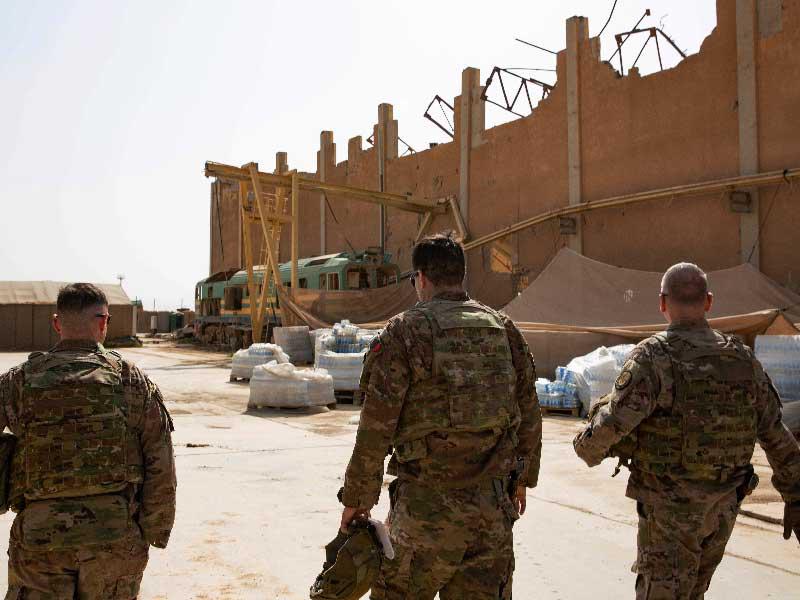 القائد الأميركي فنسنت باركر يتابع تحضيرات داخل قاعدة «القائم» لإعادة الانتشار في مارس الماضي (أ ف ب)