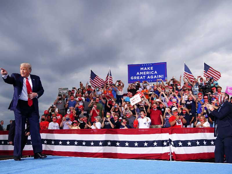 الرئيس الرئيس الأميركي دونالد ترامب يحشد أنصاره بمطار سميث رينولدز في كارولينا الشمالية أمس الأول (أ ف ب)
