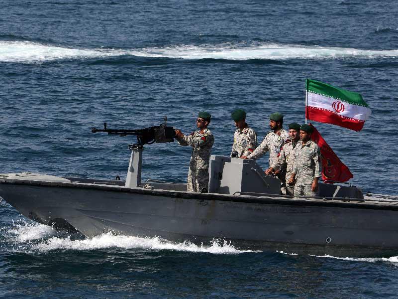 إيران تجري مناورات كبرى قرب مضيق هرمز