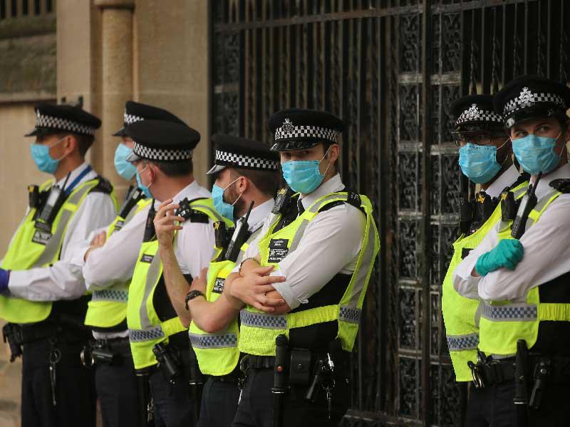 بريطانيا تمنع تجمّع أكثر من 6 أشخاص 