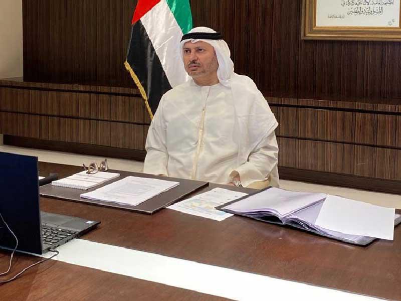 وزير الدولة الإماراتي للشؤون الخارجية أنور قرقاش يلقي كلمته خلال اجتماع الجامعة الافتراضي أمس (وام)n