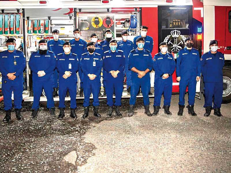 المدير العام للإدارة العامة للإطفاء الفريق خالد المكراد ومسؤولو «الإطفاء» أمام إحدى الآليات الجديدة