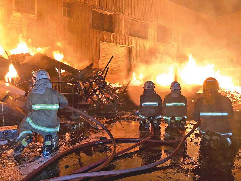 رجال الإطفاء يكافحون الحريق