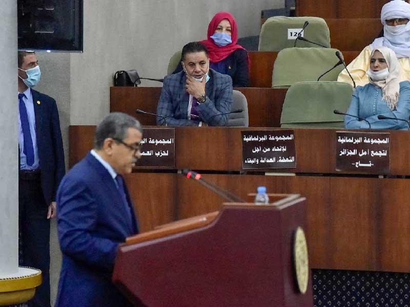 رئيس الوزراء الجزائري عبد العزيز جراد يلقي كلمة أمام أعضاء البرلمان خلال جلسة تصويت على الإصلاحات الدستورية في العاصمة الجزائر