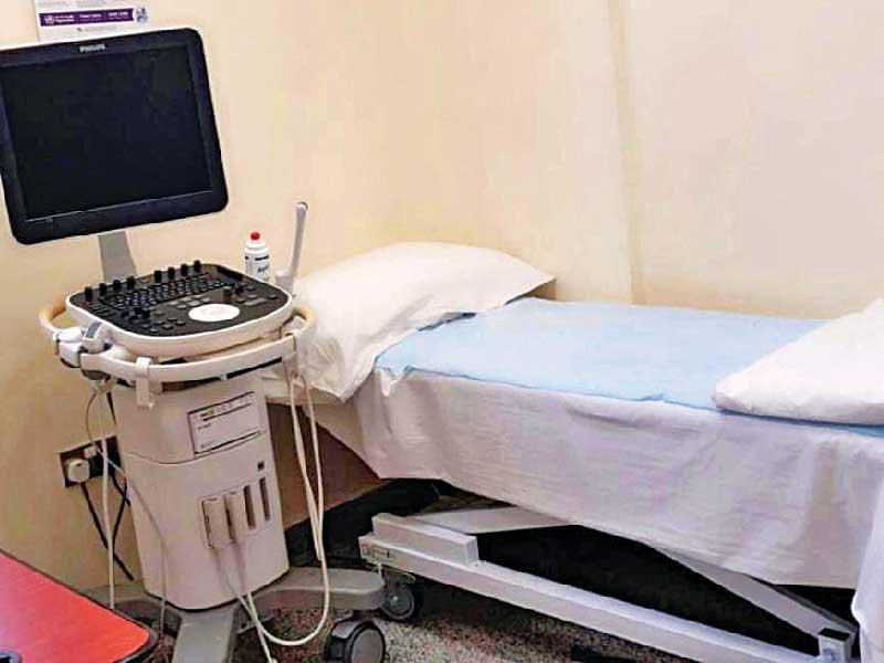 إحدى غرف العيادات الجديدة في عيادات النساء والولادة بمركز الفنطاس التخصصي