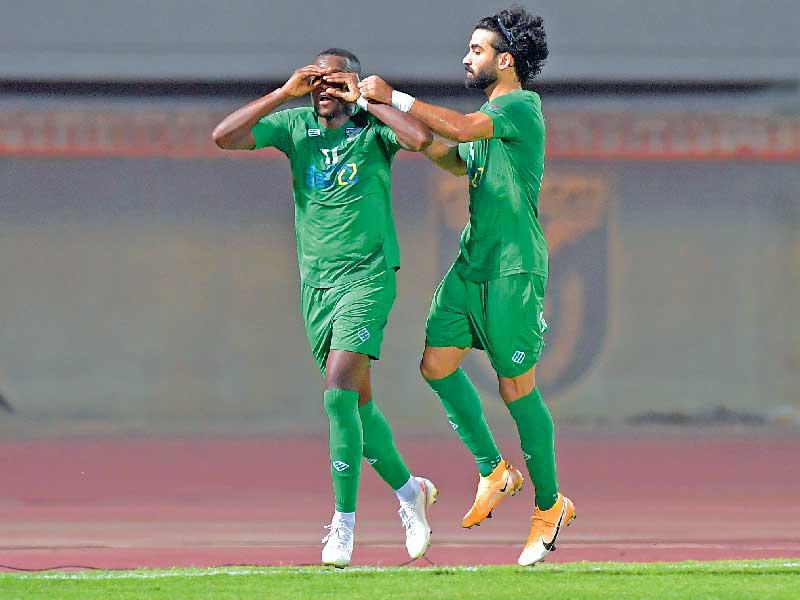 سيدريك هنري يحتفل بتسجيله الهدف الأول للعربيn