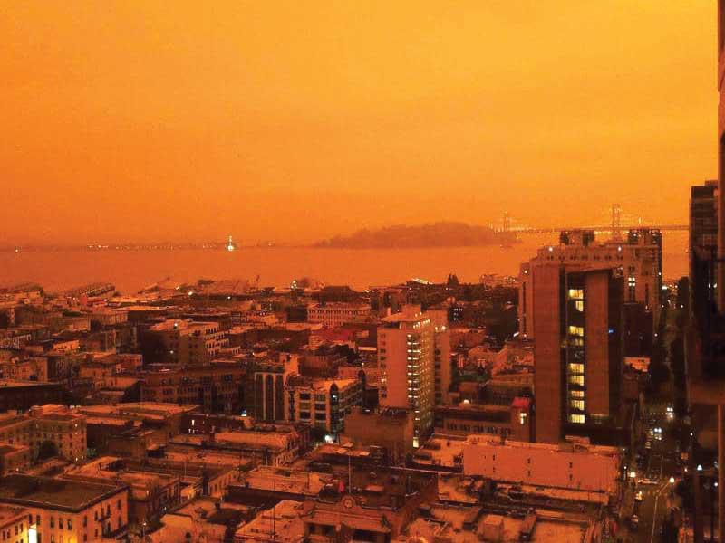 ولاية كاليفورنيا الأميركية باللون الأحمر