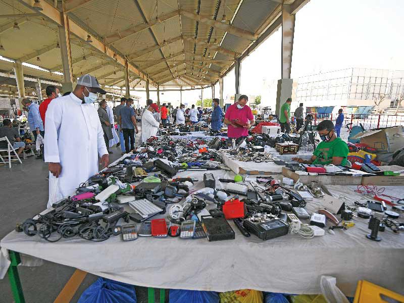 الدفعة الأولى من رواد السوق أمام بسطات للأدوات الإلكترونية المستعملة. t  (تصوير نوفل إبراهيم)