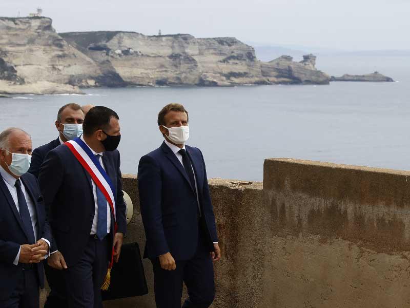 الرئيس الفرنسي إيمانويل ماكرون يتجول في شوارع بونيفاسيو أمس (أ ف ب)