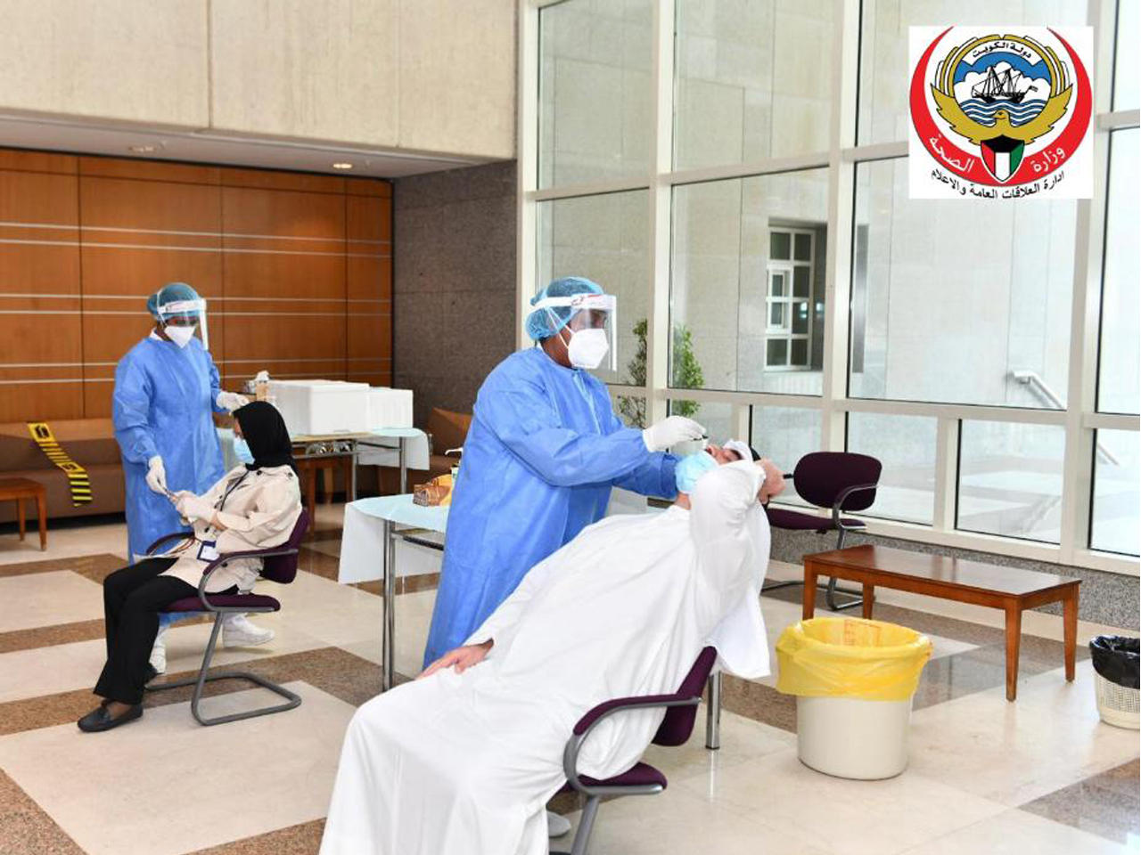 موظفو الصحة يجرون عملية المسحات