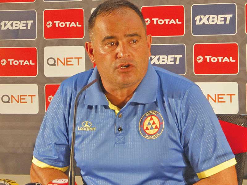 مدرب كاظمة الإسباني روبرتو بيانكي 