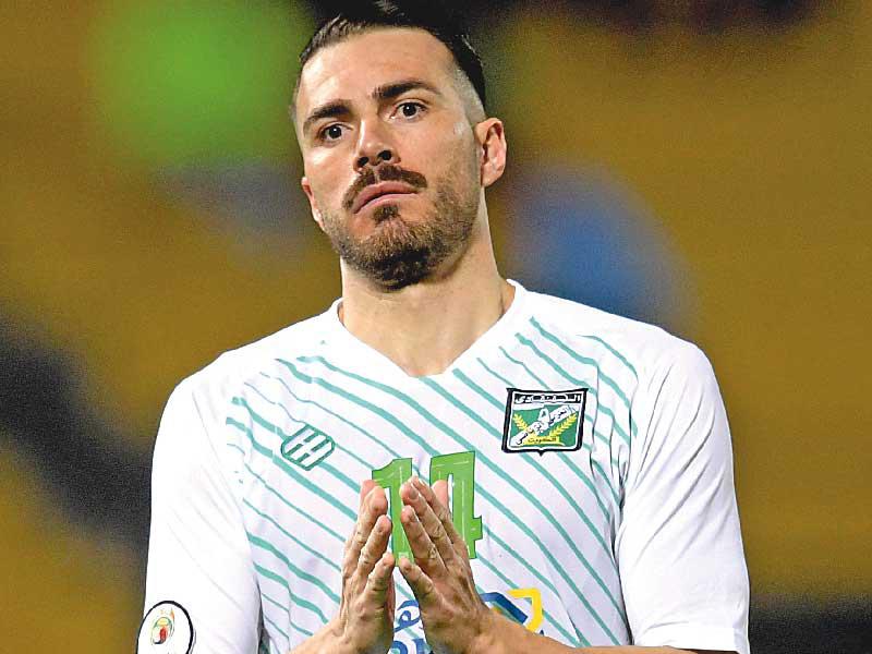 الإسباني تشافي توريس مدافع الفريق الأول لكرة القدم بالنادي العربي