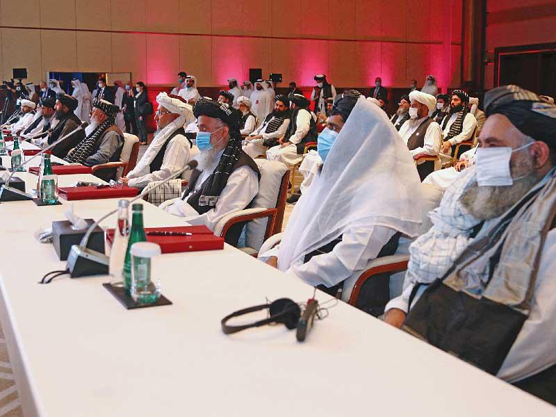 مندوبو الحكومة والحركة بالجلسة الافتتاحية في الدوحة أمس (رويترز)