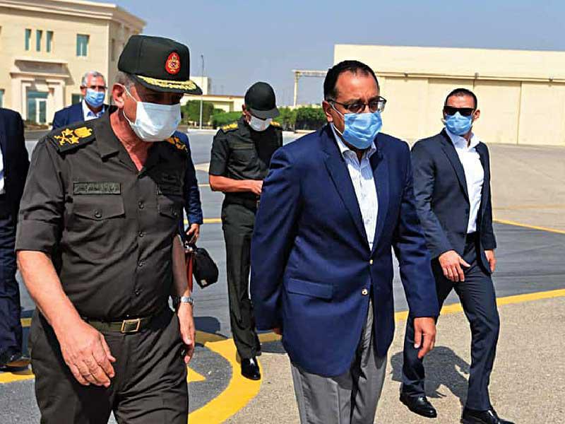 رئيس مجلس الوزراء المصري مصطفى مدبولي في طريقه للقاء الصحافيين والإعلاميين بالقليوبية أمس