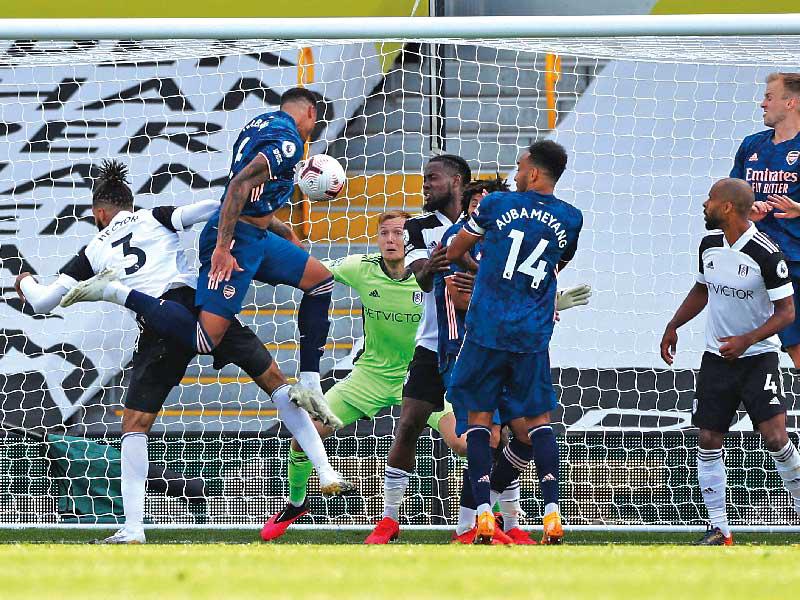 غابريال نجم أرسنال يسجل هدفه في مرمى فولهام