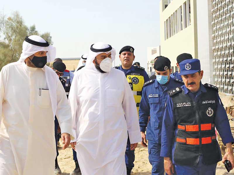 الصالح وباسل الصباح خلال تفقدهما أمس موقع الحريق برفقة المكراد