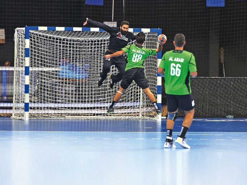 أحمد حسين يصوب على حارس مرمى السالمية حسن صفر (تصوير جورج ريجي)