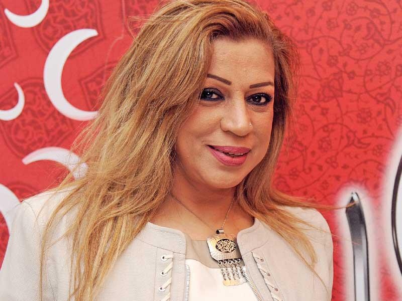 الفنانة العمانية فخرية خميس