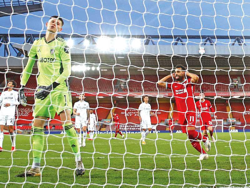 صلاح نجم ليفربول يحتفل بعد إحرازه الهدف الرابع لفريقه