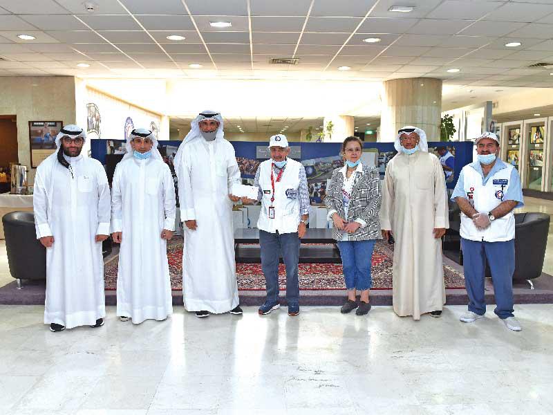 د. الساير والياقوت ومسؤولو الجمعية والبنك خلال زيارة مقر الجمعية