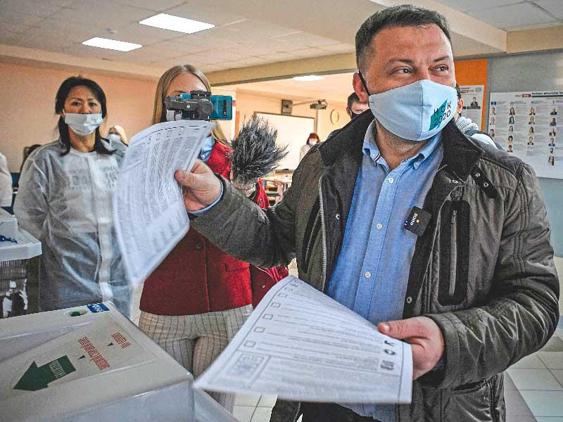 سيرغي بويكو رئيس مقر نافالني في نوفوسيبيرسك ومرشح مجلس المدينة السيبيرية يدلي بصوته أمس t(أ ف ب)