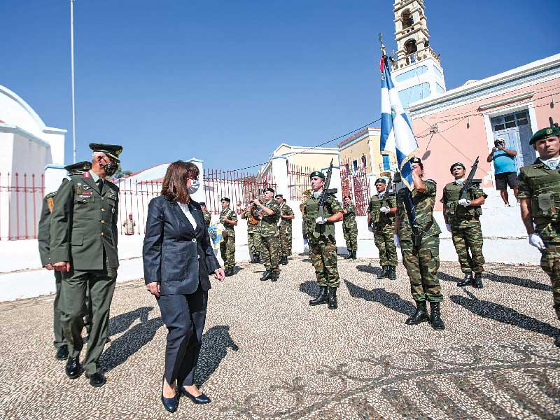 حرس الشرف يستقبل رئيسة اليونان على جزيرة كاستيلوريزو أمسt (رويترز)