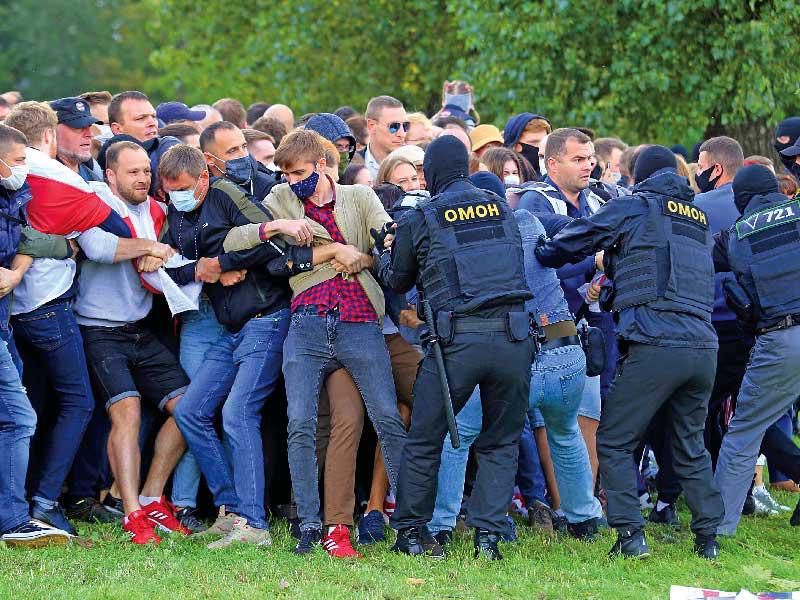 المتظاهرون السلميون ببيلاروسيا يُظهرون شجاعة وكرامة