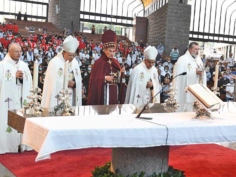 الراعي مترئساً قداس الأحد في «كاتدرائية حريصا» أمس (الوكالة الوطنية)