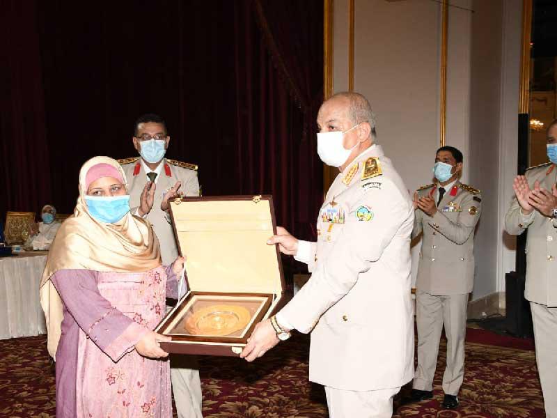 وزير الدفاع المصري محمد زكي يكرم السيدة صفية إبراهيم أبوالعزم «سيدة القطار»