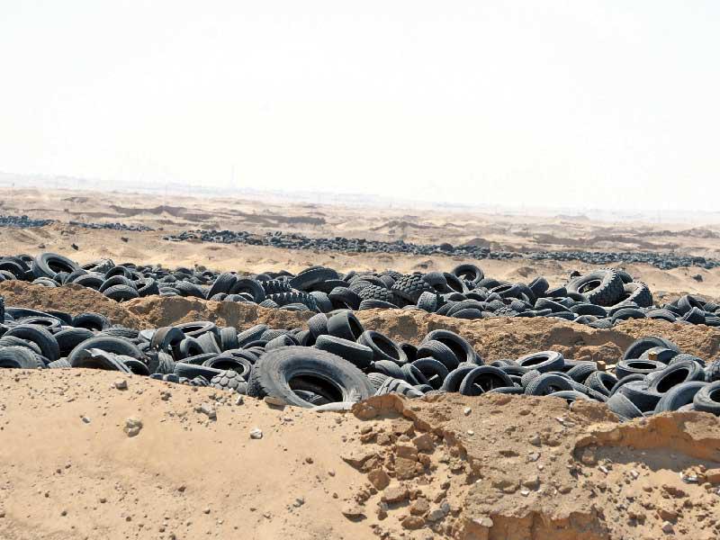 تراكم الإطارات المستعملة بطريقة عشوائية لمنطقة الشقايا 