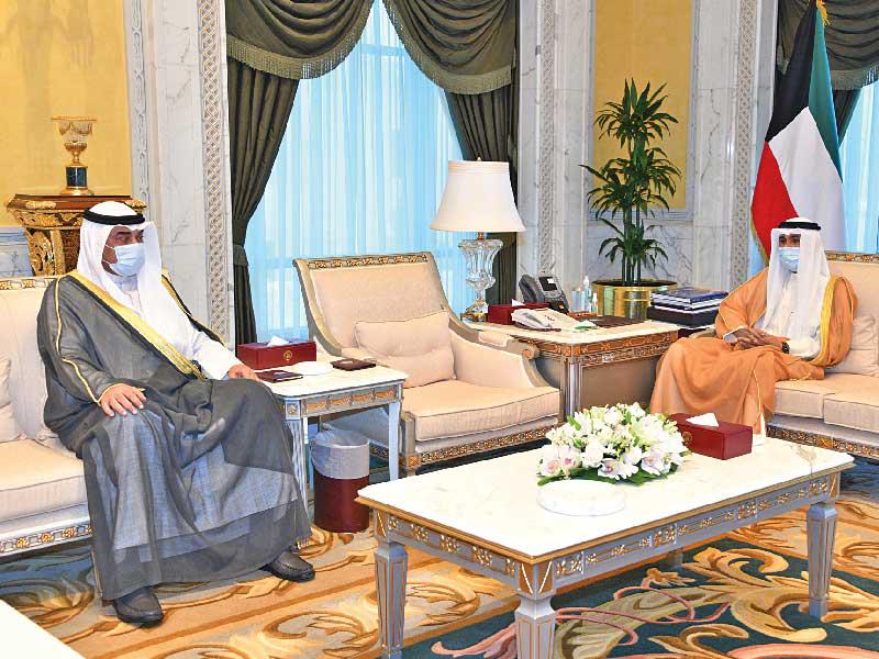 نائب الأمير مستقبلاً رئيس الوزراء أمس