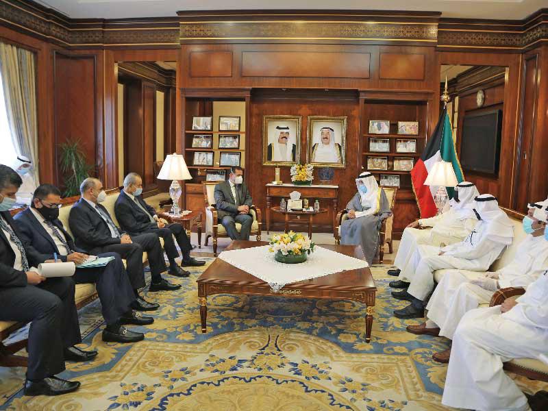  وزير الخارجية وزير الدفاع بالإنابة الشيخ الدكتور أحمد الناصر مستقبلاً المسؤول العراقي أمس