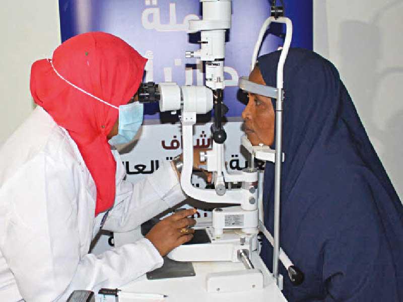 جانب من الخدمات الطبية التي قدمتها جمعية الرحمة العالمية إلى أهالي منطقة عرتا في جيبوتي