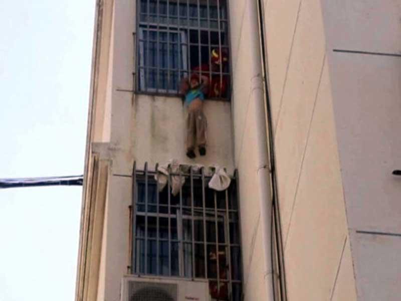 الطفل الصيني خلال عملية انقاذه