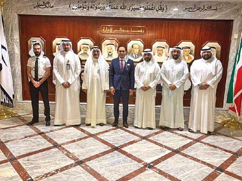  رئيس مجلس إدارة شركة الخطوط الجوية الكويتية الكابتن علي الدخان متوسطاً وفد نقابة الكويتية
