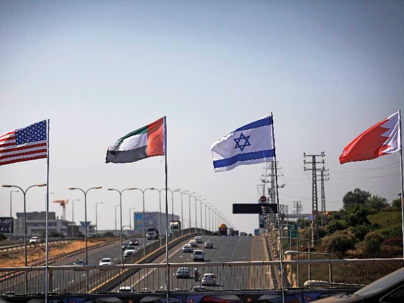 أعلام الإمارات والبحرين وأميركا وإسرائيل بمنطقة ناتانيا العبرية أمس (رويترز)