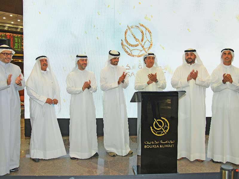 من اليسار: خالد الفلاح، طلال البحر، حمد الحميضي، بدر الخرافي، رائد بوخمسين، فالح الرقبة، ومحمد العصيمي في حفل إدراج شركة البورصة