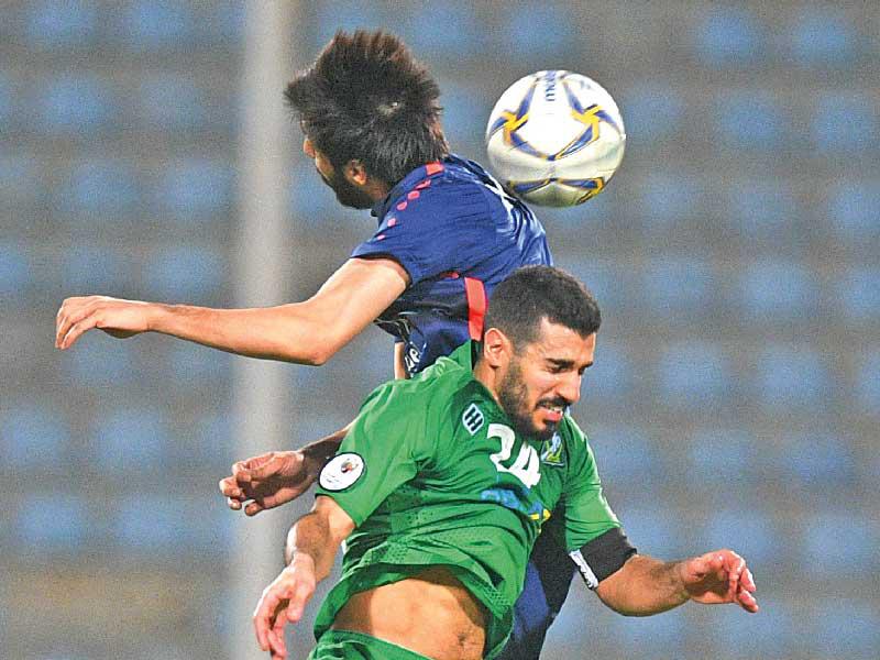 كرة عالية مشتركة بين لاعبي العربي واليرموك (تصوير نوفل إبراهيم)