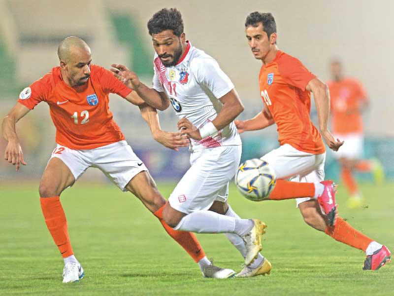 يوسف ناصر يحاول المرور