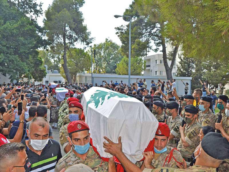 تشييع الجنود الأربعة في طرابلس أمس (أ ف ب)