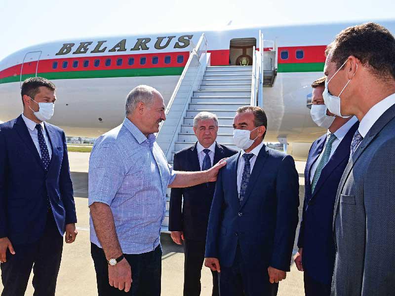 رئيس بيلاروسيا الكسندر لوكاشينكو لدى وصوله أمس إلى سوتشي (رويترز)