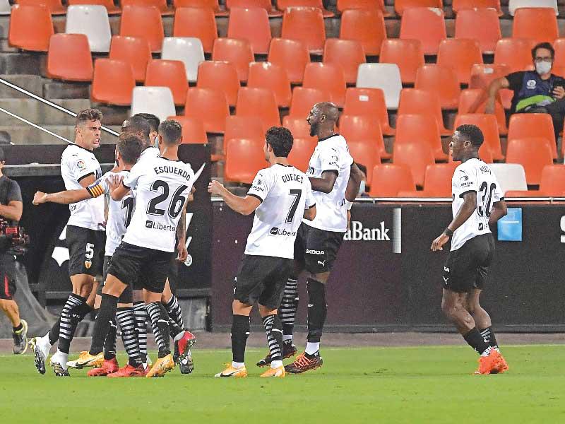 لاعبو فالنسيا يحتفلون بعد إحراز هدف في مرمى ليفانتي