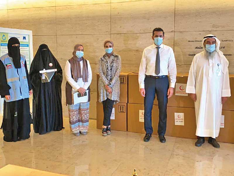 متطوعات «إعانة المرضى» ومسؤولو «الصحة» خلال التسليم