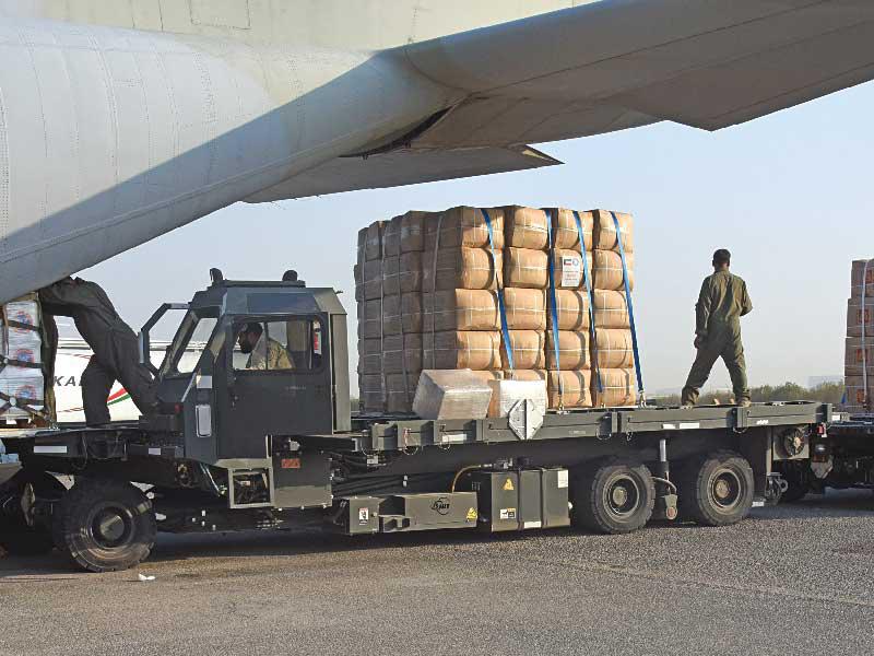 طائرة الإغاثة الثالثة خلال تجهيزها أمس 