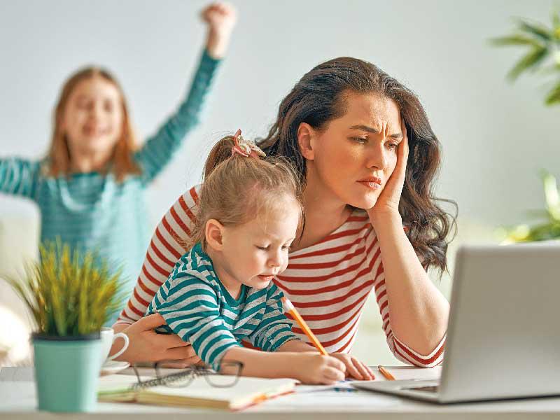 أمهات أطفال المدارس الخاصة التعليم عن بُعد تسبب في انهيارنا