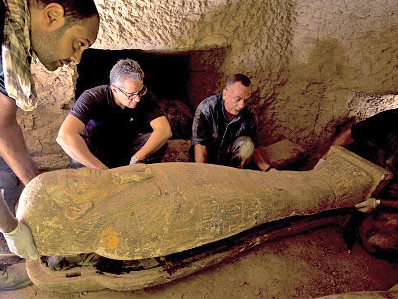 أثناء تفقد أحد التوابيت