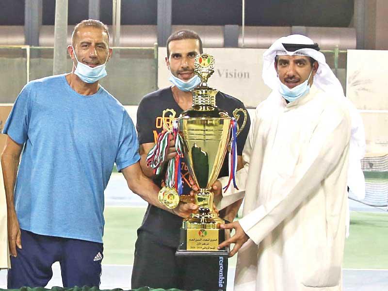 أمين سر الاتحاد فالح العتيبي يتوج قائد الفريق الفائز