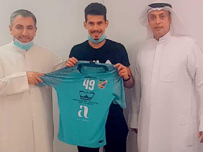 عبدالله الظفيري يتوسط أمين السر عثمان الدوسري ومدير الفريق بدر الخالدي